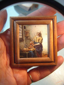 Miniatuurschilderij van het melkmeisje van Vermeer door Diane Meyboom