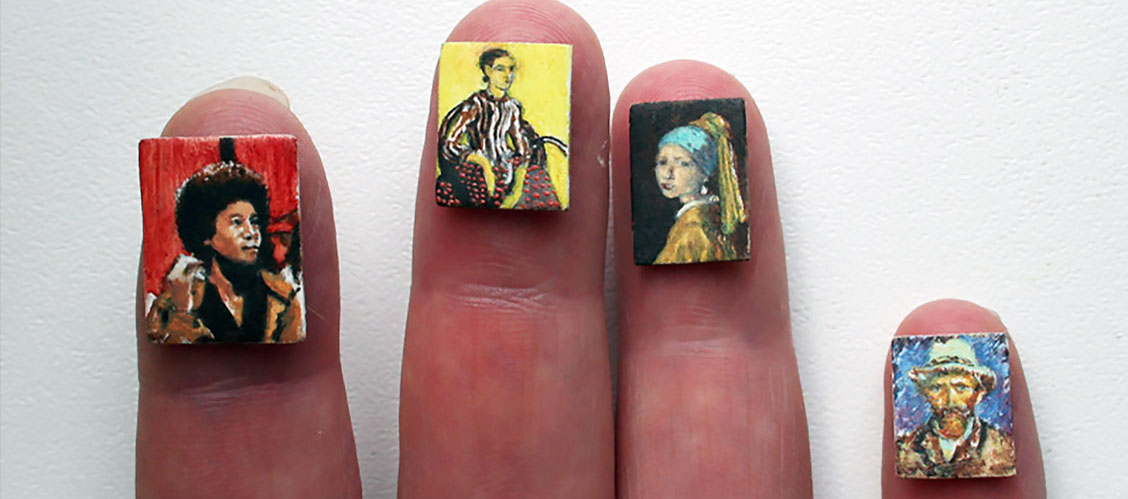 Miniatuur kunstschilderes Diane Meyboom maakt vingernagel miniaturen van olieverf op houten paneel