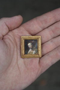 Miniatuur schilderij portret van een jonge vrouw. Origineel is van Rembrandt van Rijn. Met handgemaakte 24 karaat bladgoud lijst