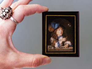 Miniatuurschilderij van een Bellenblazende jongen. Origineel: Caspar Netscher.